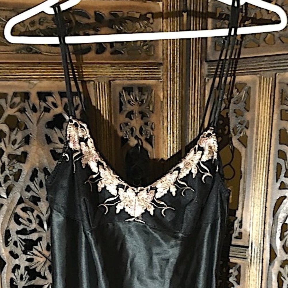 ENCHANTING BLACK PAJAMA TOP NIGHTIE WITH FLORAL BEIGE TRIM MEDIUM 10/12